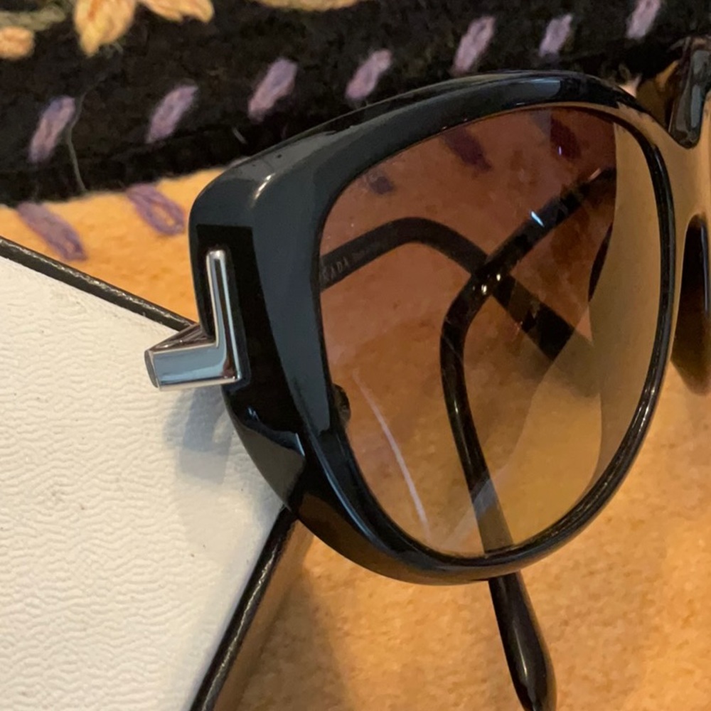 Prada Black Sunglasses with Oversized Frame and Gradient Lenses - Picture 6 of 6